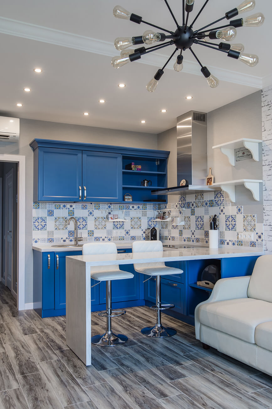 Студия мебель купить. Синие кухни. Бело синяя кухня. Кухонный гарнитур синий с белым. Кухня в синих тонах.